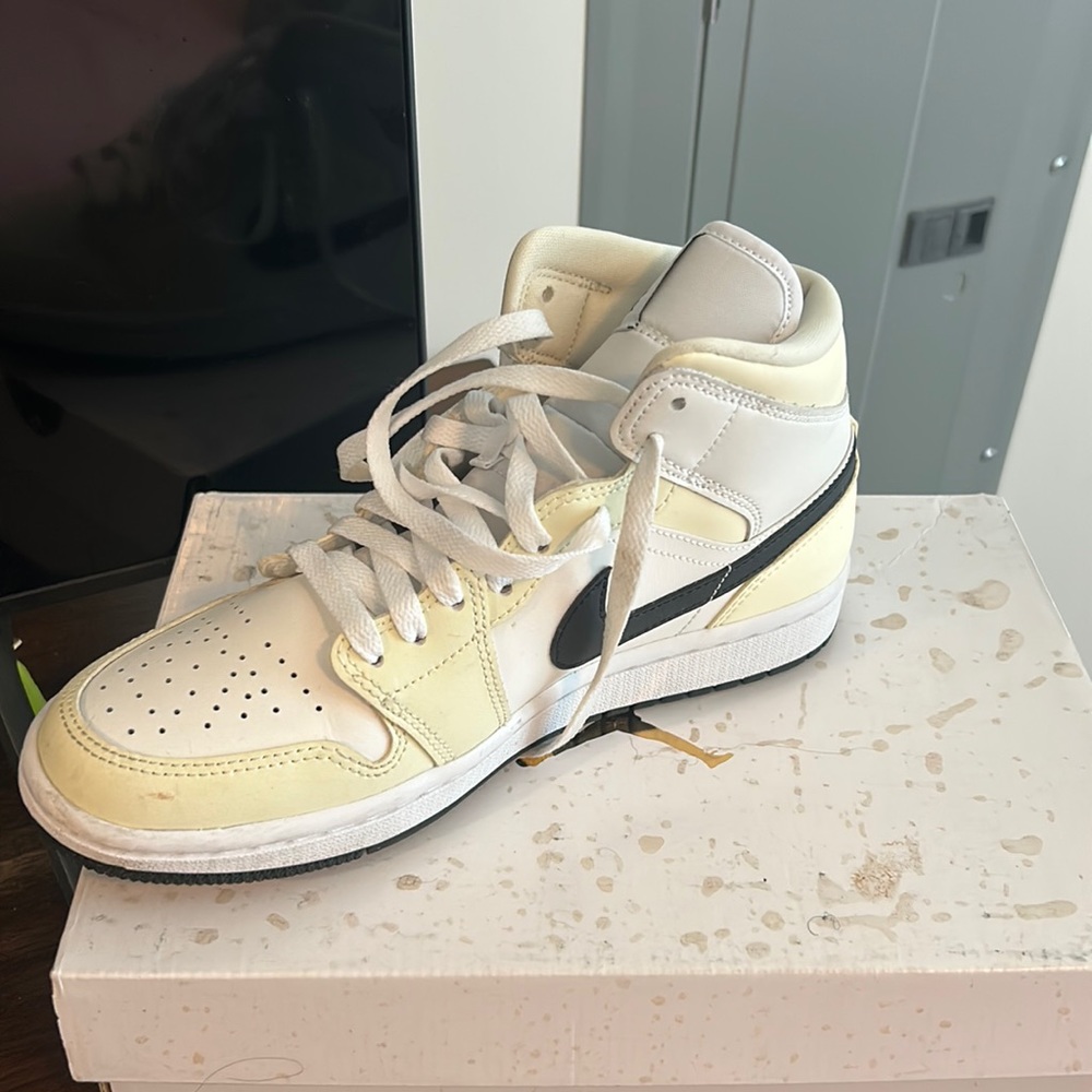 Nike women’s Jordan 1